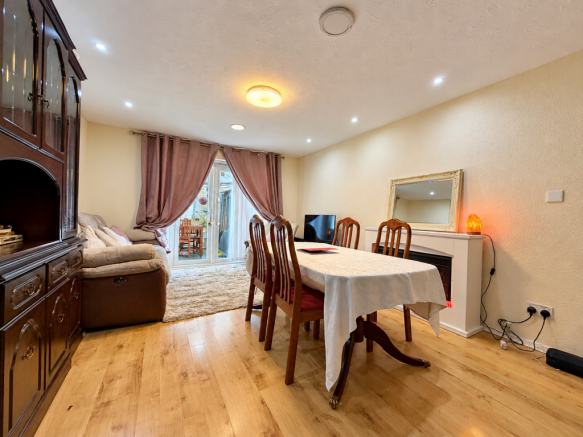 Avenue Road, Chadwell Heath, Romford, RM6 photo 3