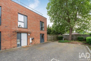 4, Alton Court, Copley Close, London W7 1DD