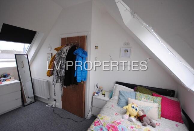 5 bed Semi-Detached to rent Image 9
