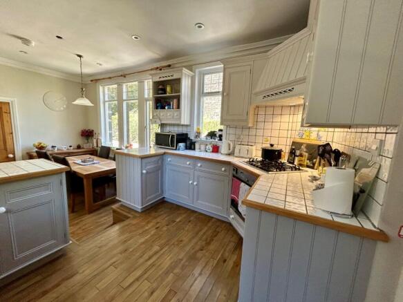 5 bed House to rent Image 4