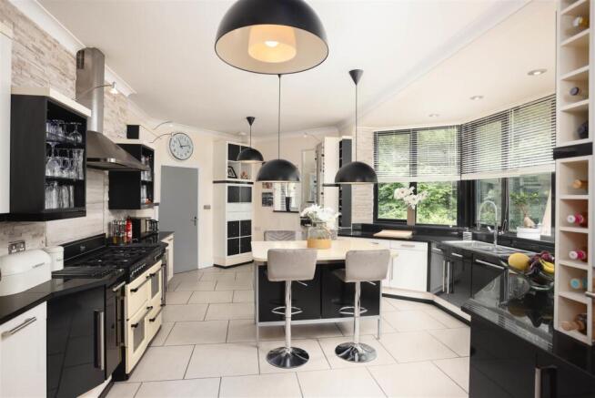 8 bed Detached for sale Image 5