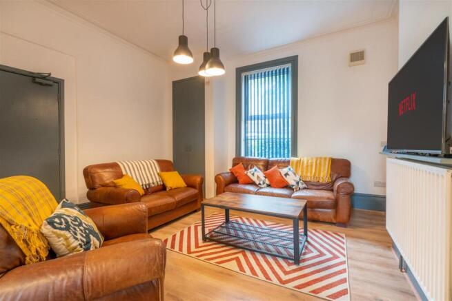 5 bed House to rent Image 4