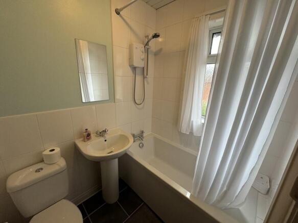 4 bed Semi-Detached to rent Image 11