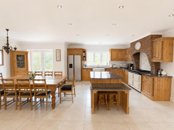 5 bed Detached for sale Image 5