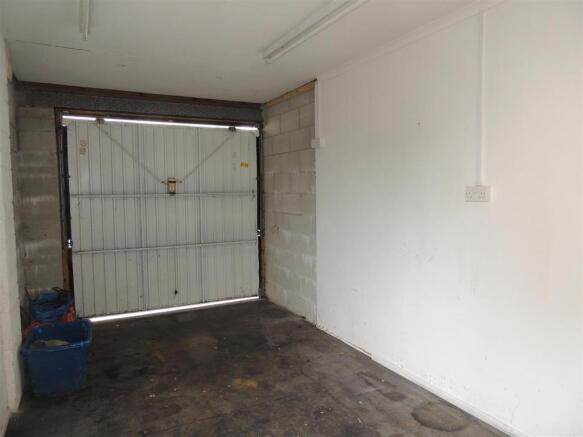 Detached Garage: