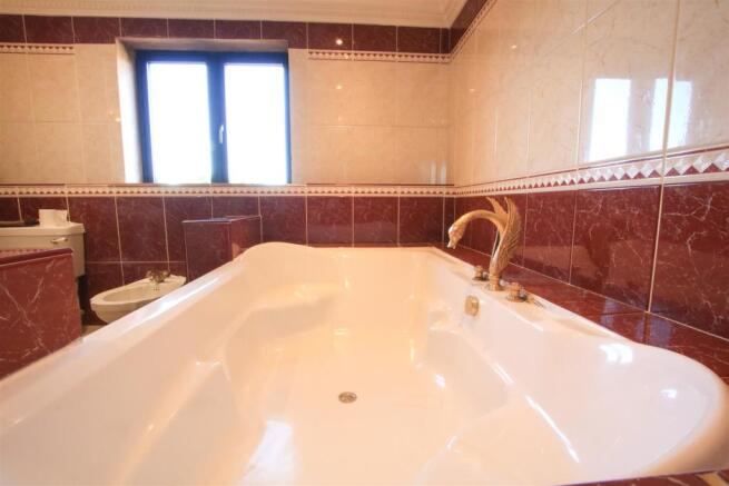 PRINCIPAL BATHROOM