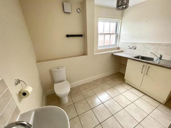 UTILITY ROOM/CLOAKROOM/WC