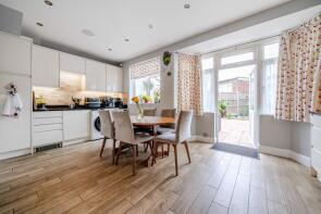 2, Parkside Gardens, East Barnet, Barnet EN4 8JP