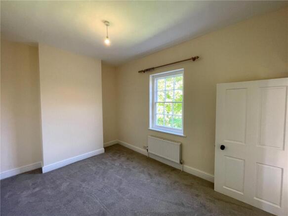 4 bed Semi-Detached to rent Image 9