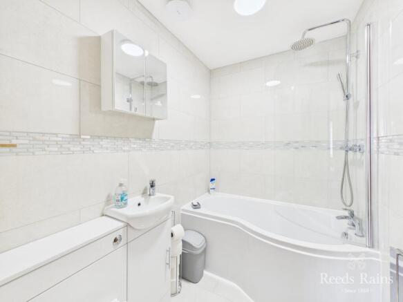 6 bed Detached for sale Image 8