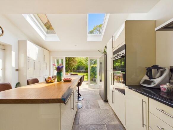 5 bed Semi-Detached for sale Image 5
