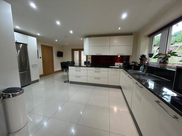 5 bed Detached for sale Image 5