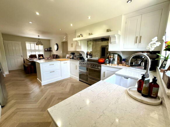 4 bed Detached for sale Image 11