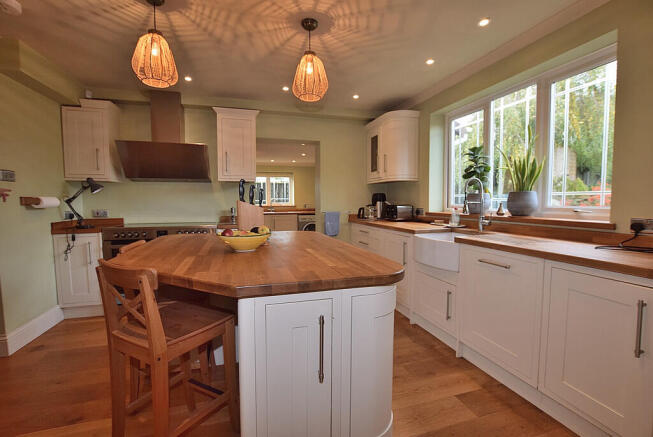 5 bed Detached for sale Image 5