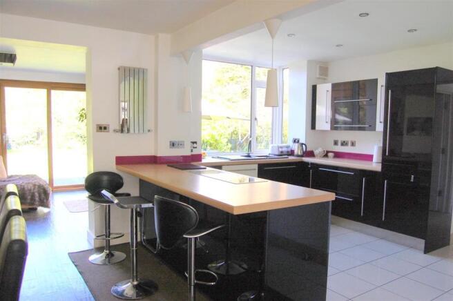 KITCHEN/DINING AREA