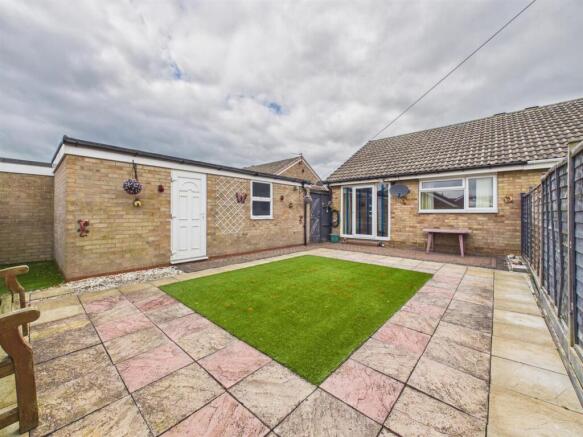 2 bed Semi-Detached Bungalow for sale Image 11