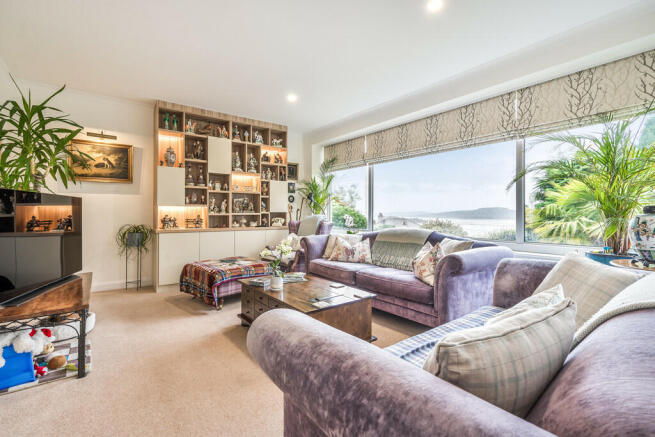 Lounge / Dining R...