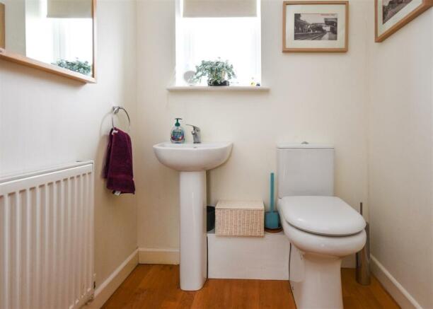 10 Ashley Gardens - Cloakroom.jpg