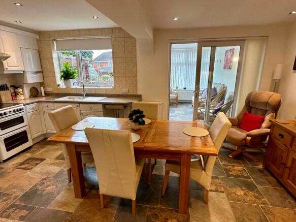 KITCHEN/DINING ROOM