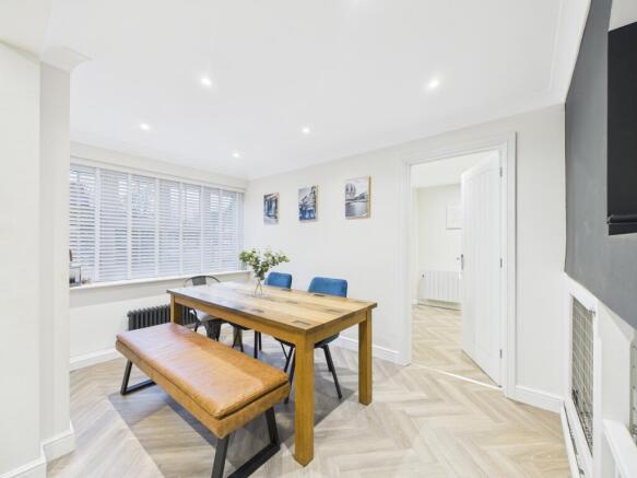 CAM04018G0-PR0414-STILL021