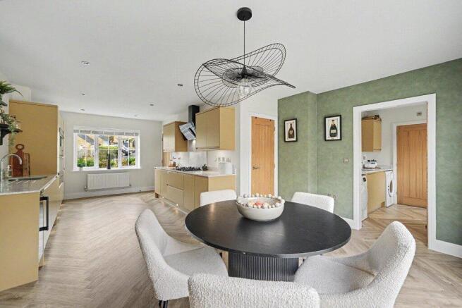 5 bed Detached for sale Image 6