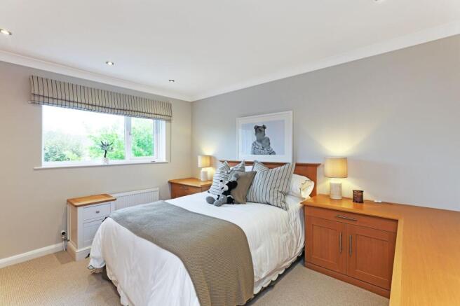 5 bed Detached for sale Image 11