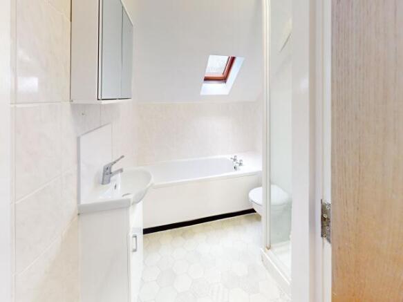 4 bed Apartment to rent Image 6