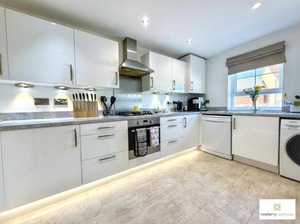 4 bed Semi-Detached for sale Image 9