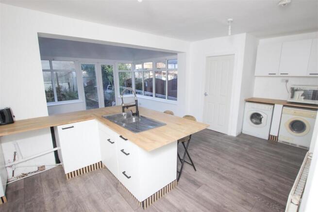 OPEN PLAN LIVING/DINING KITCHEN
