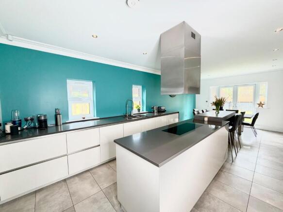 6 bed Detached for sale Image 7
