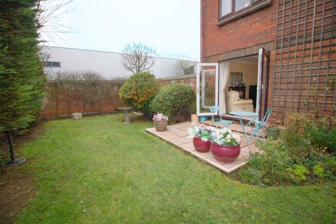 14 Martins Court garden shot