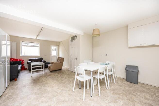 Livingroom/Dining Area