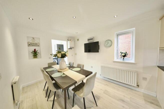 5 bed Detached for sale Image 8