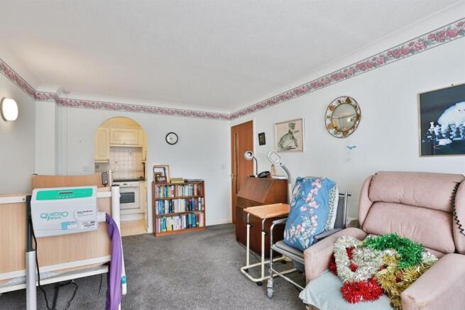 Wentworth Drive, Broadstone photo 4
