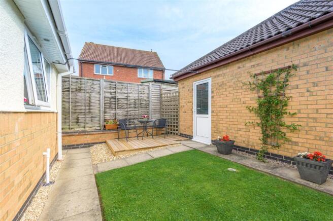 Garden to Side of Garage