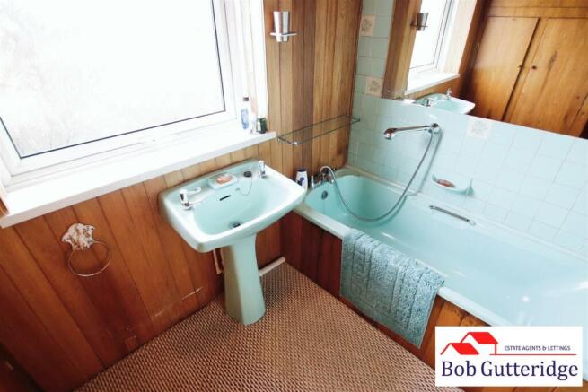 FIRST FLOOR BATHROOM