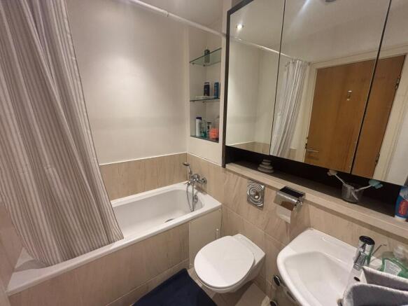 2 bed Apartment to rent Image 4