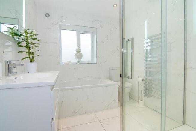 LUXURY HOUSE BATHROOM