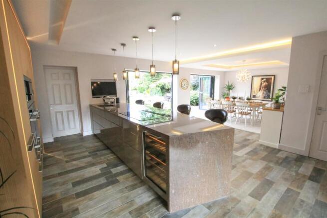 STUNNING CONTEMPORARY LIVING/ DINING/ KITCHEN
