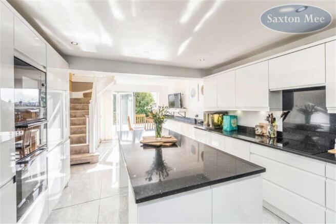 STUNNING BREAKFASTING KITCHEN