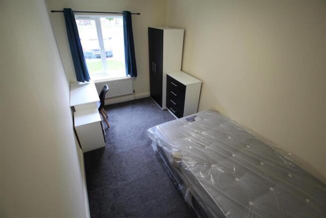3 bed Flat to rent Image 5