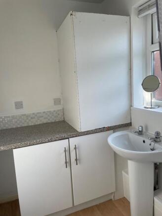 21 Littlecote bathroom 3.jpg