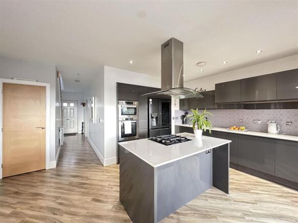 5 bed Detached for sale Image 10