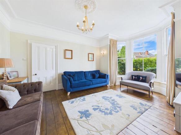 5 bed Semi-Detached for sale Image 4