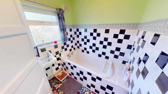 Holly Crescent - Bathroom