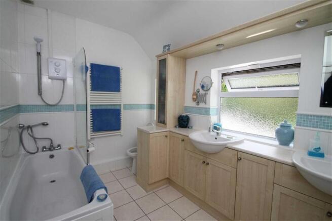 Spacious Bathroom