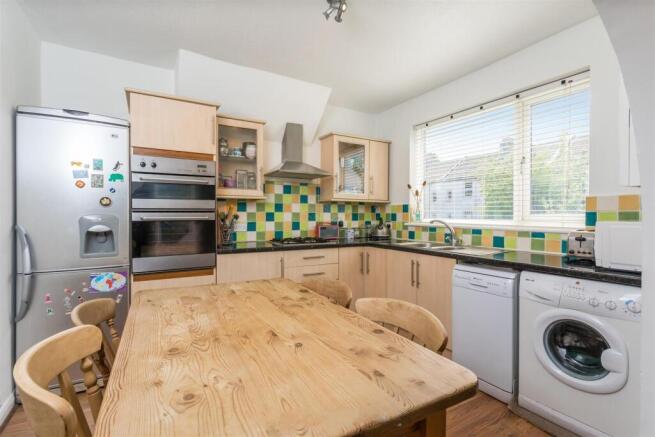 34 Clarendon Road kitch.JPG