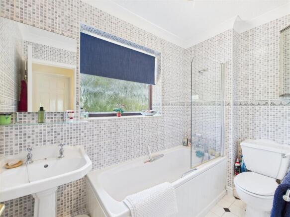 FAMILY BAHTROOM