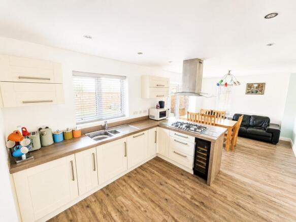 4 bed Detached for sale Image 5