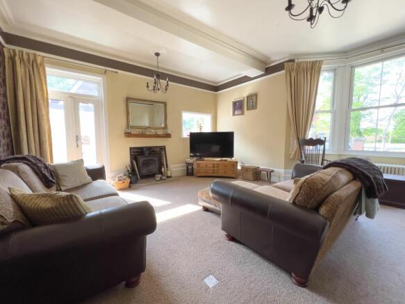 LIVING/DINING ROOM